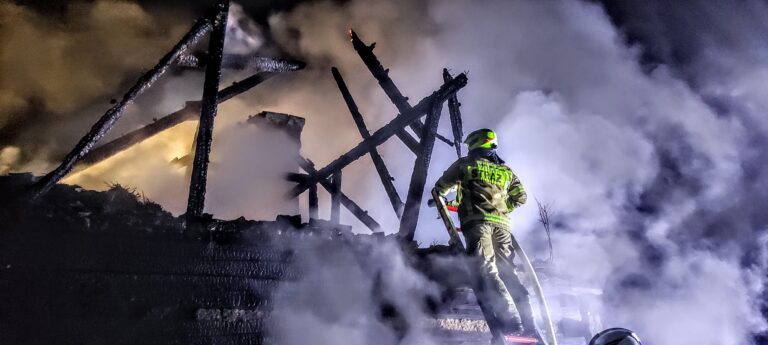 Spłonął dom zamieszkiwany przez starszą kobietę. Strażacy pracowali całą noc (zdjęcia)