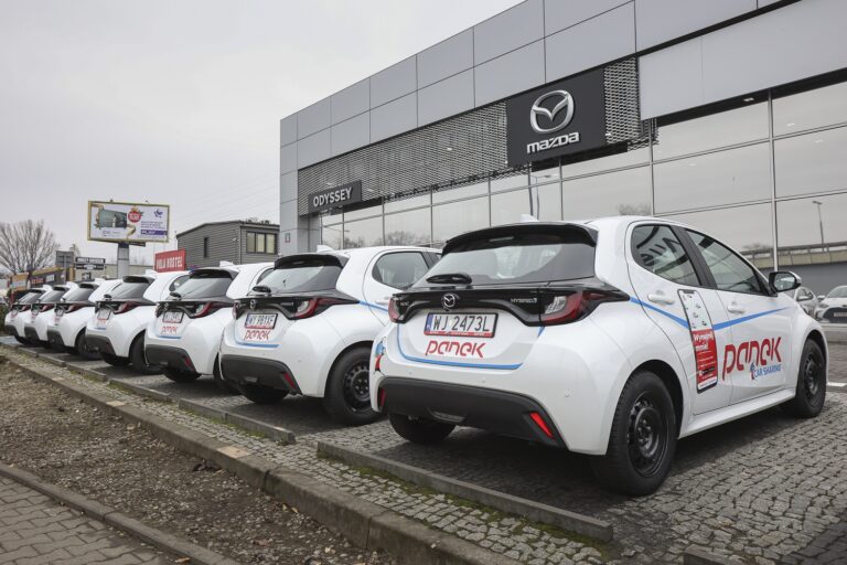 Największy kontrakt flotowy Mazdy w Polsce – 140 Mazd 2 Hybrid trafia do Panek CarSharing