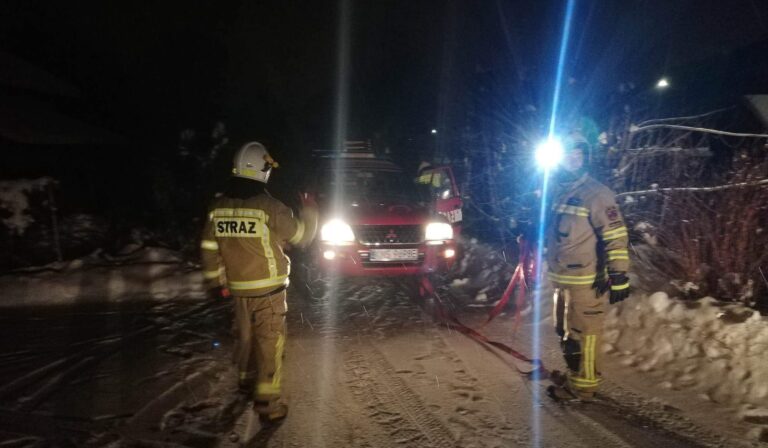 Przez warunki na drodze karetka zsunęła się w barierkę mostu. Na pomoc ruszyli strażacy