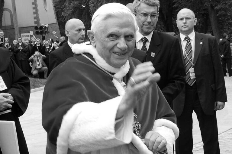 Zmarł papież Benedykt XVI. Kardynał Dziwisz wydał oświadczenie