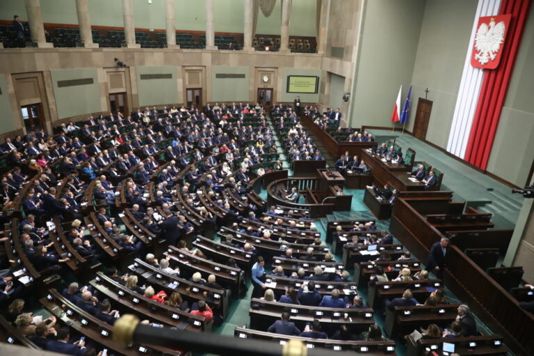 Sejm przyjął uchwałę uznającą Rosję za państwo sponsorujące terroryzm wraz ze „smoleńską” poprawką PiS
