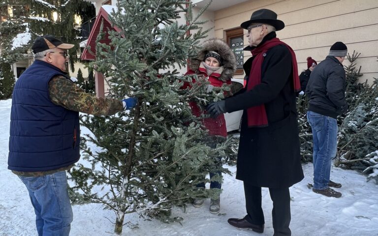 Zwycięzcy odebrali choinki od posła Jana Dudy. Wszystkim udzielił się świąteczny klimat