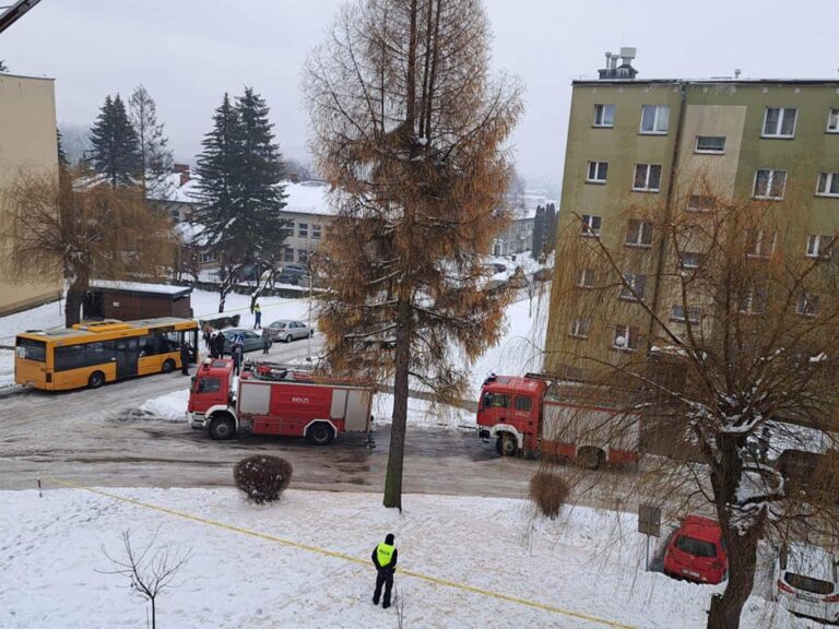 Gorlice. Mieszkańcy ewakuowani do pobliskiej szkoły. Policja wezwała saperów