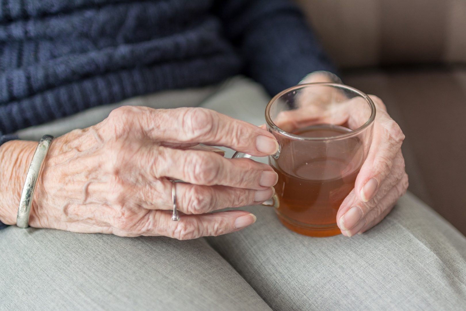 seniorka, oszustwo, metoda na wnuczka