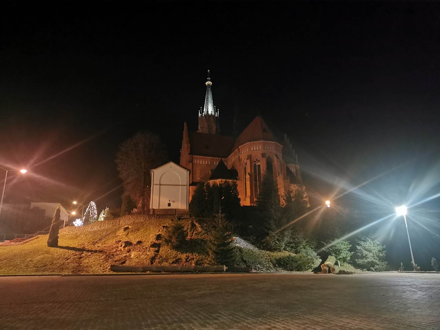 Grybów, uszkodzone pojazdy, wycinka drzew, Bazylika Mniejsza, parking