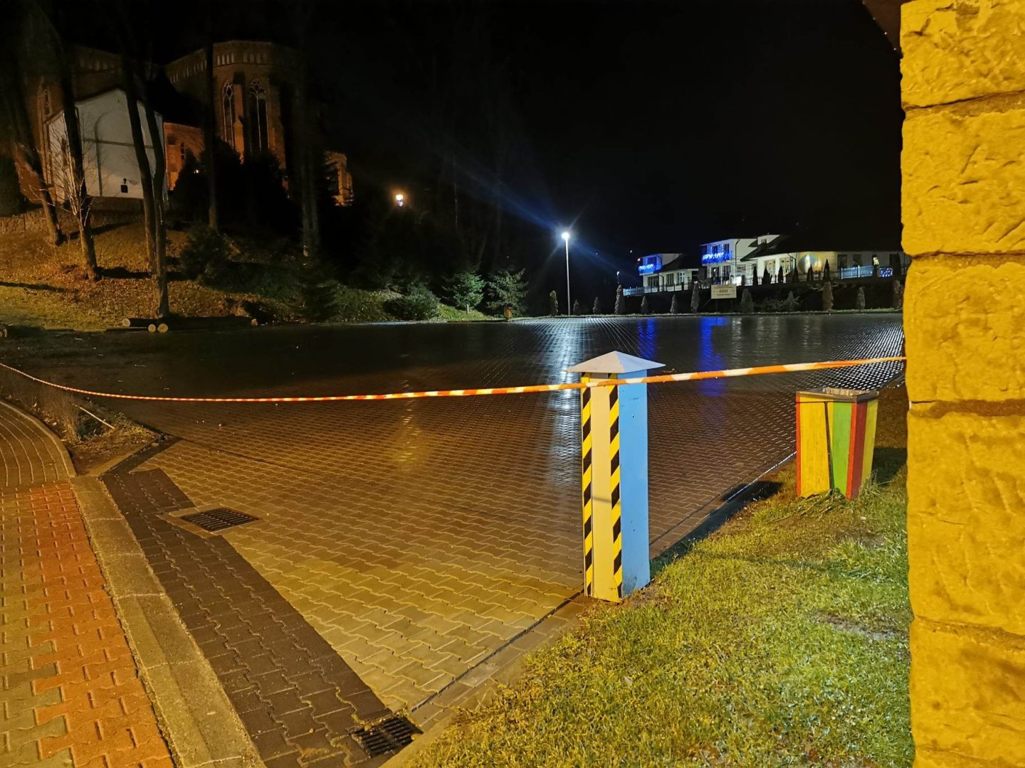 Grybów, uszkodzone pojazdy, wycinka drzew, Bazylika Mniejsza, parking