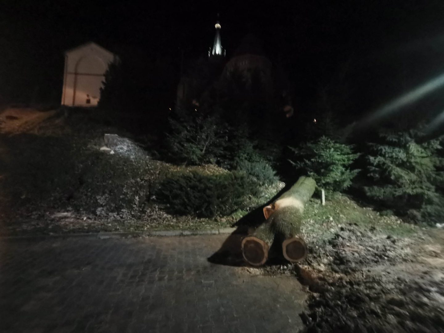 Grybów, uszkodzone pojazdy, wycinka drzew, Bazylika Mniejsza, parking