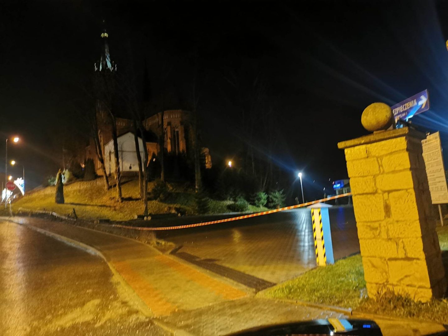 Grybów, uszkodzone pojazdy, wycinka drzew, Bazylika Mniejsza, parking