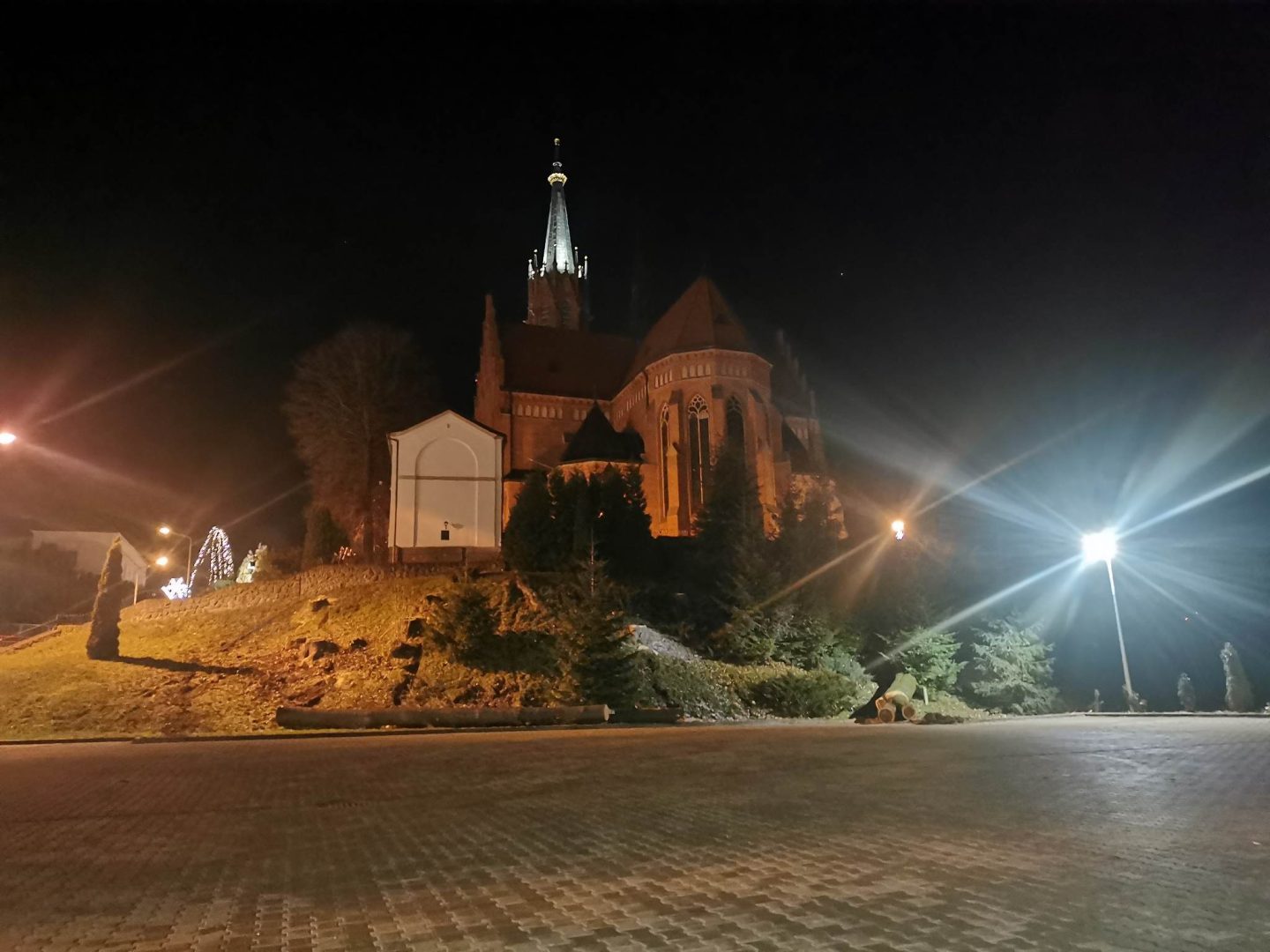 Grybów, uszkodzone pojazdy, wycinka drzew, Bazylika Mniejsza, parking