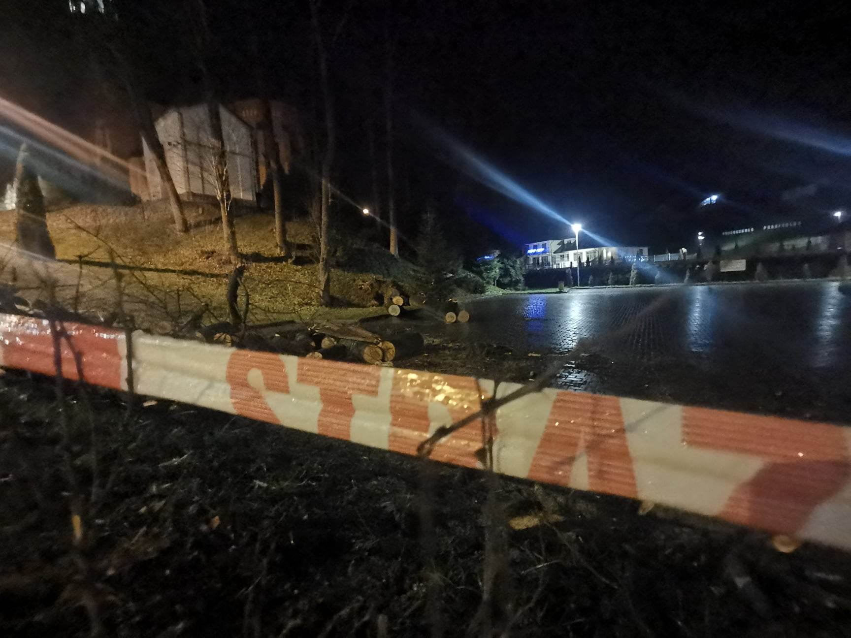 Grybów, uszkodzone pojazdy, wycinka drzew, Bazylika Mniejsza, parking