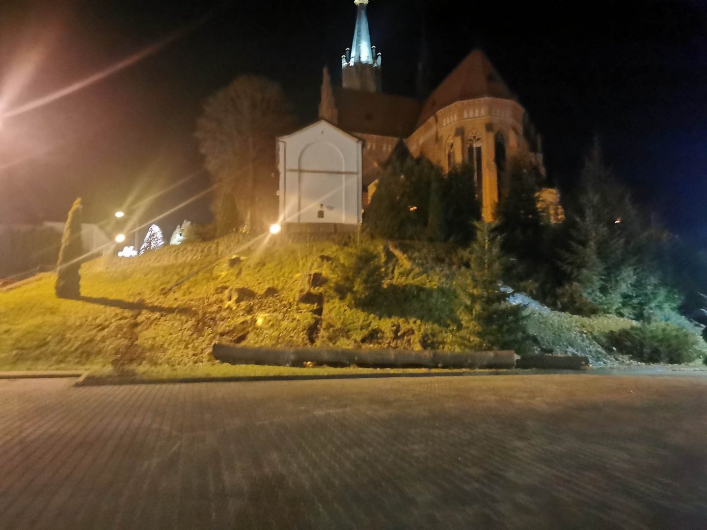 Grybów, uszkodzone pojazdy, wycinka drzew, Bazylika Mniejsza, parking