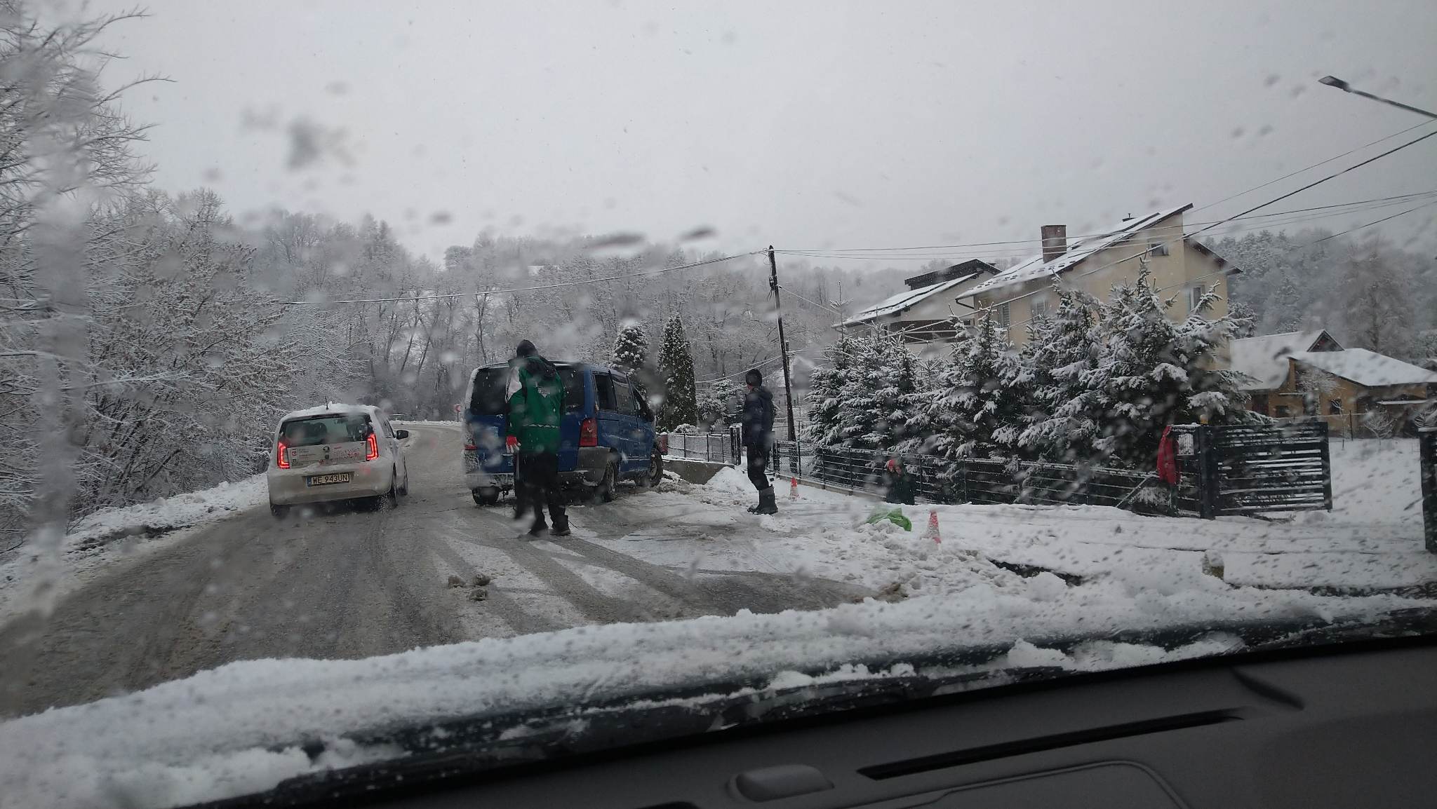 Sądecczyzna, trudne warunki na drogach, kolizje, wypadki