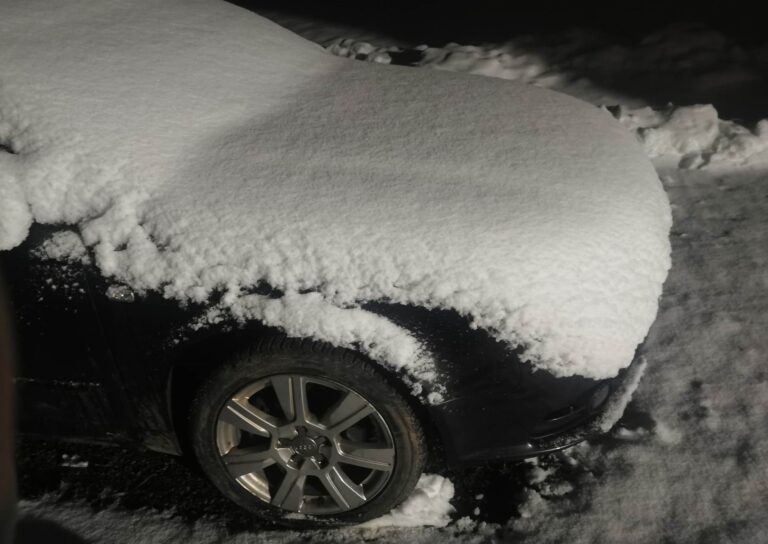 [Lista mandatów] Za jazdę ze śniegiem na dachu lub masce – 3000 zł, za odśnieżanie samochodu z odpalonym silnikiem – 300 zł