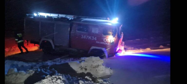Wawrzka. Tragiczny finał ataku zimy. Nie żyje 70-latka. Strażacy spiesząc na ratunek, wpadli w tarapaty i nie zdążyli ocalić życia