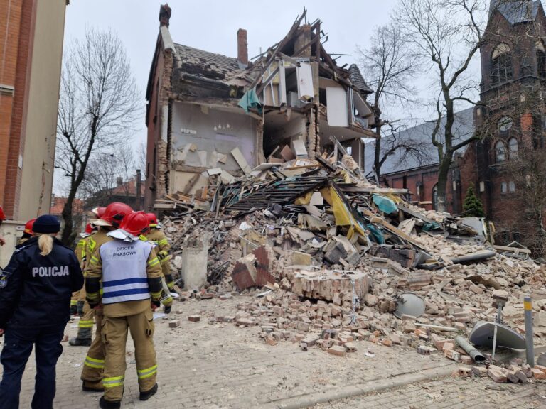 23 ratowników z Nowego Sącza ruszyło na pomoc po wybuchu gazu w Katowicach
