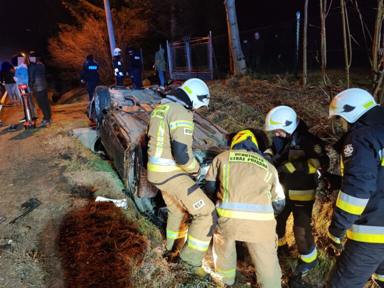 Poważny wypadek w Dobrej. Dwie osoby zostały zabrane do szpitala (zdjęcia)