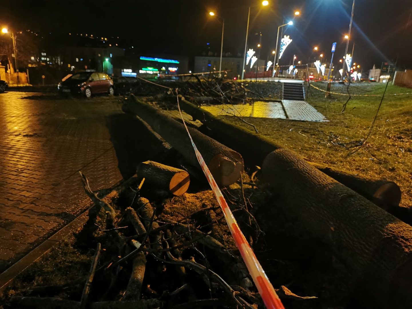 Grybów, uszkodzone pojazdy, wycinka drzew, Bazylika Mniejsza, parking