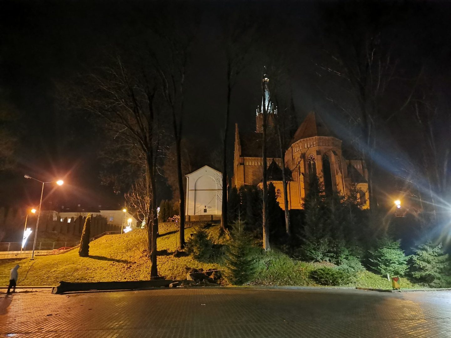 Grybów, uszkodzone pojazdy, wycinka drzew, Bazylika Mniejsza, parking