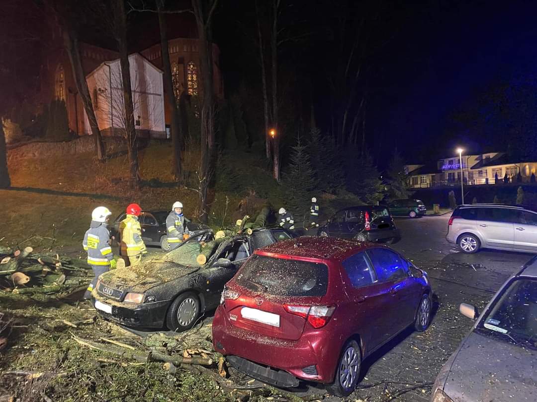 Grybów, uszkodzone pojazdy, wycinka drzew, Bazylika Mniejsza, parking
