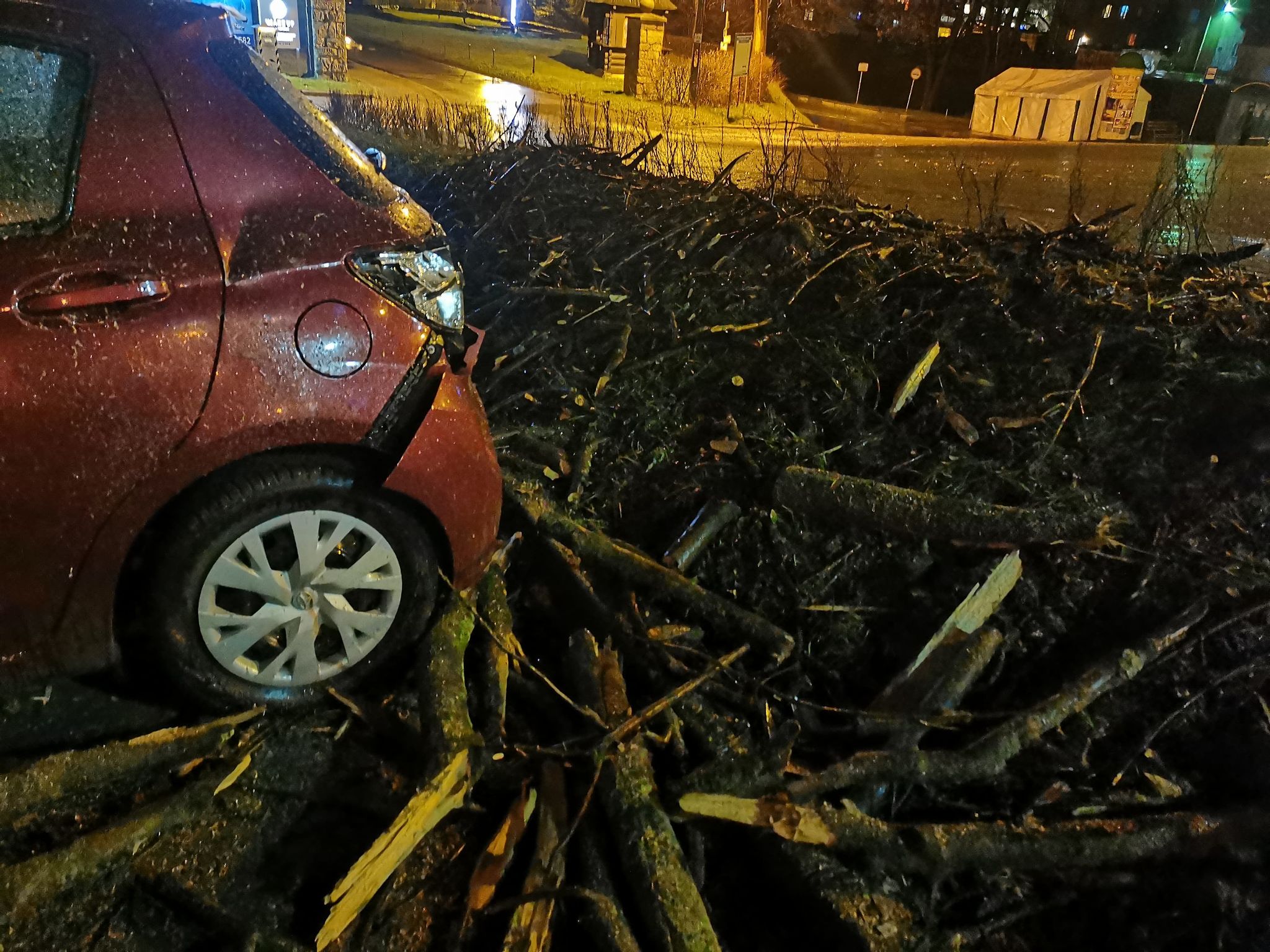 Grybów, uszkodzone pojazdy, wycinka drzew, Bazylika Mniejsza, parking