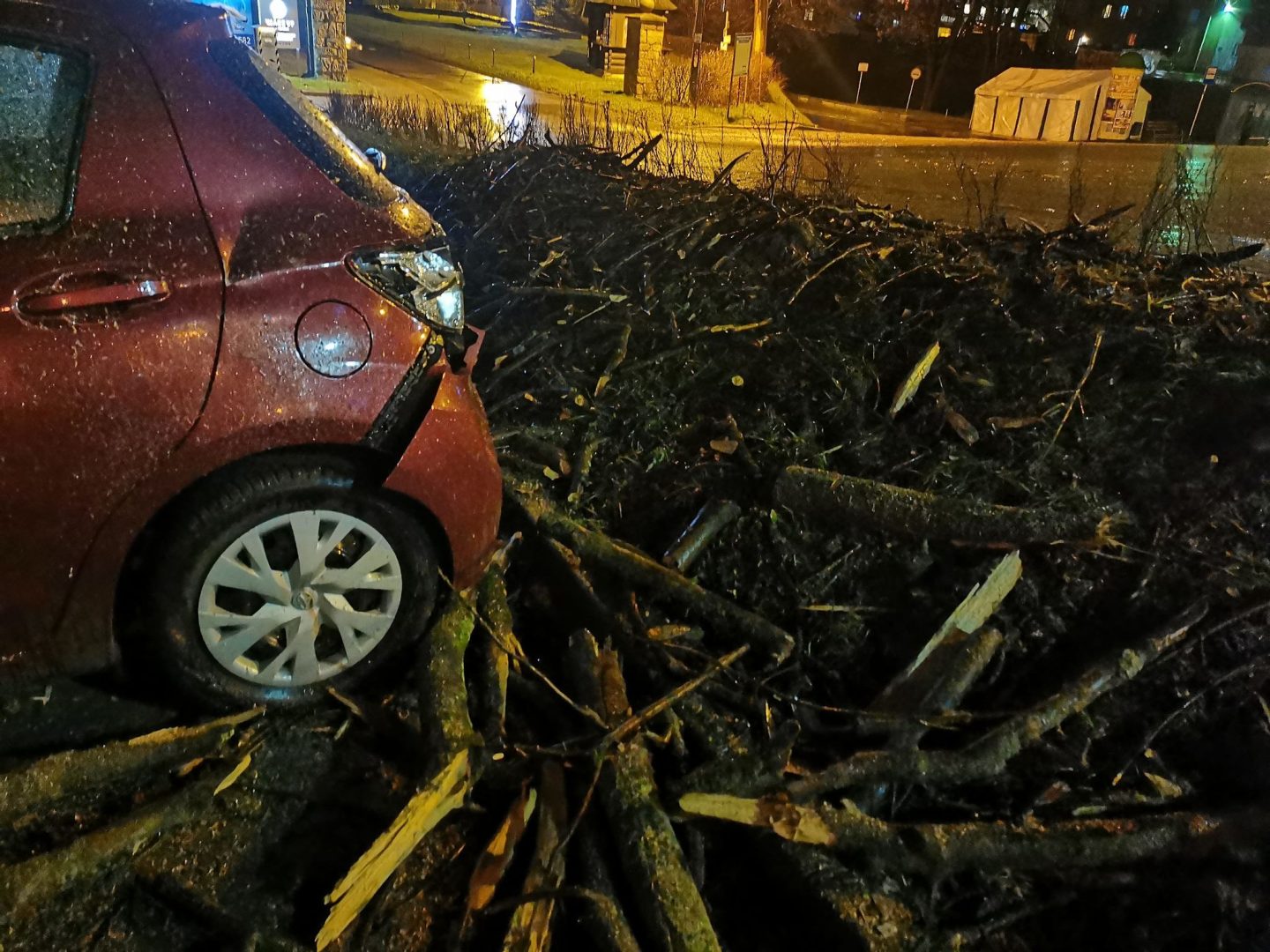 Grybów, uszkodzone pojazdy, wycinka drzew, Bazylika Mniejsza, parking