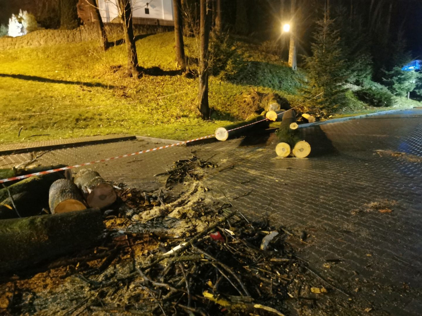 Grybów, uszkodzone pojazdy, wycinka drzew, Bazylika Mniejsza, parking