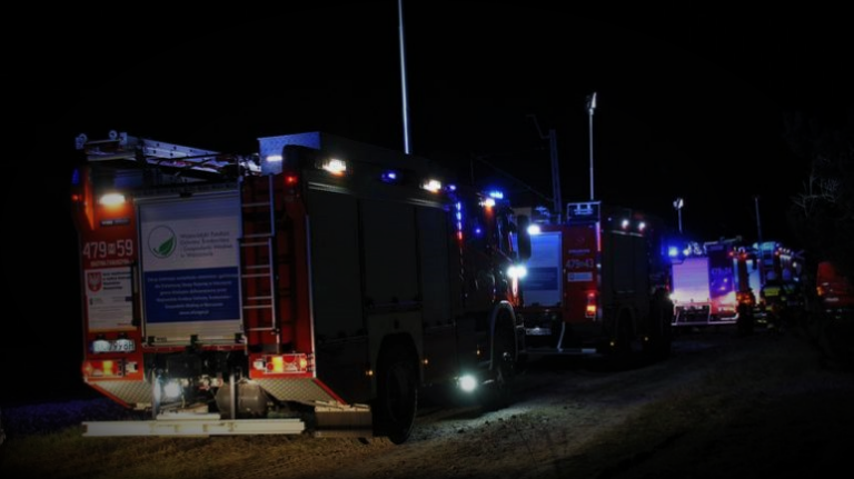 Ewakuacja mieszkańców drewnianego domu w powiecie gorlickim. Strażacy ratują dobytek