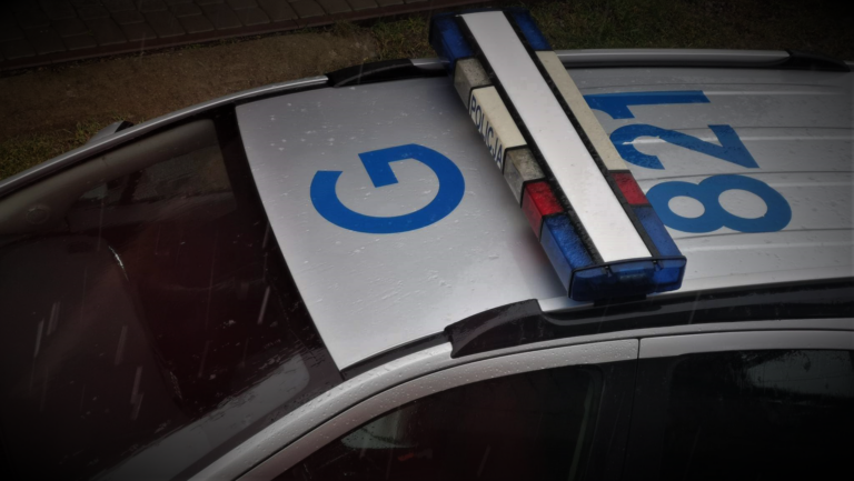 Nowy Sącz. Na ulicy Batorego trwa akcja ratunkowa. Policja i straż wchodzi siłą, aby nieść pomoc