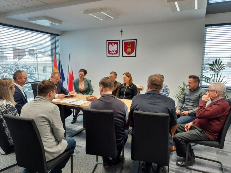 Korzenna, podpisanie umów