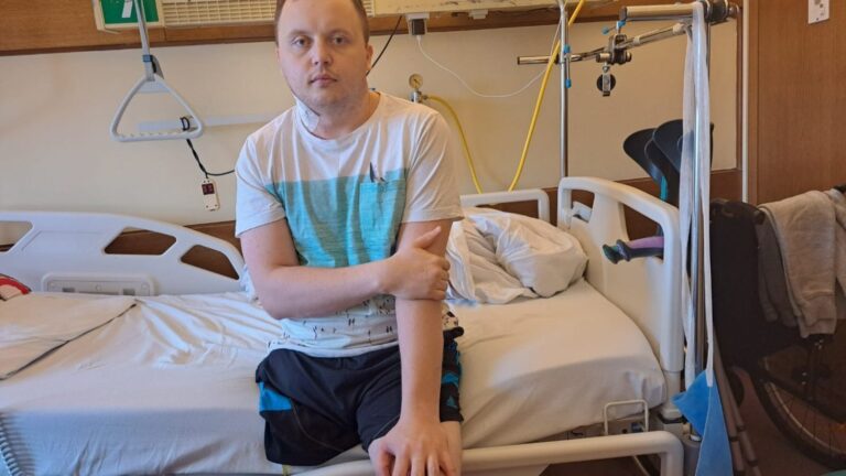 Kamil z Brzeznej potrzebuje pomocy. Przez nowotwór stracił nogę. „Chciałbym znowu chodzić”