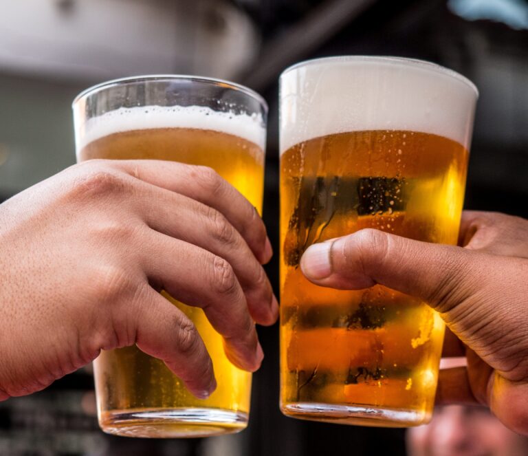 Polacy piją coraz więcej alkoholu, głownie piwa