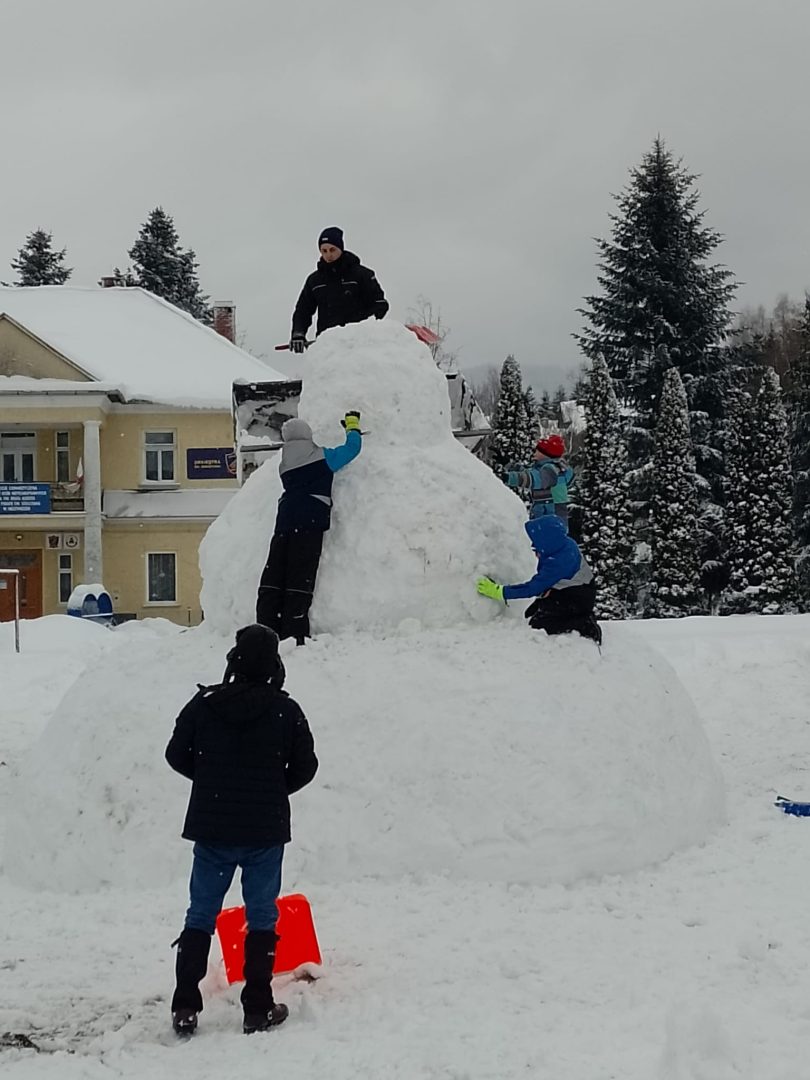 Niedźwiedź, bałwan gigant, Orkiestra świętego Sebastiana