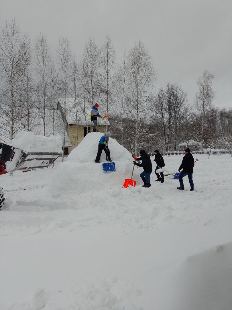 Niedźwiedź, bałwan gigant, Orkiestra świętego Sebastiana