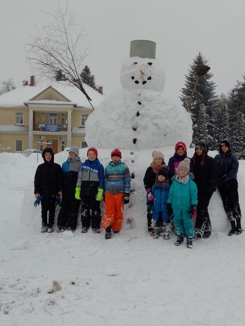 Niedźwiedź, bałwan gigant, Orkiestra świętego Sebastiana
