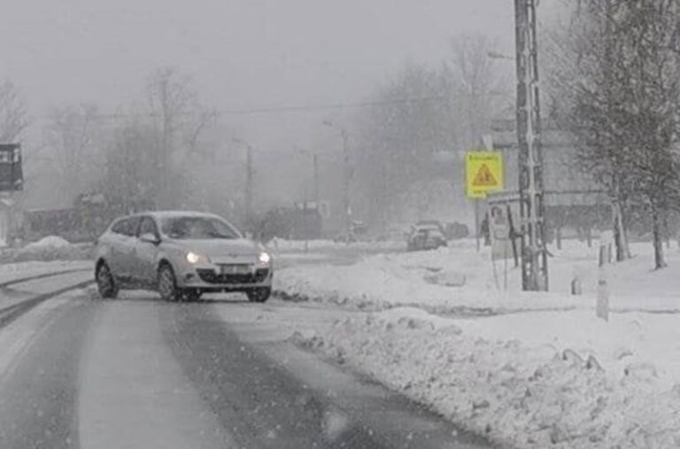 Mszana Dolna. Przez trzy tygodnie nie naprawili usterki, po interwencji DTS24 usuwali ją w największej śnieżycy