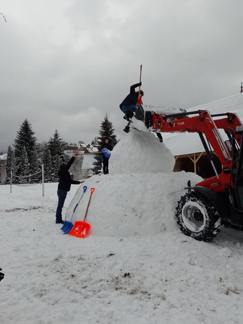 Niedźwiedź, bałwan gigant, Orkiestra świętego Sebastiana