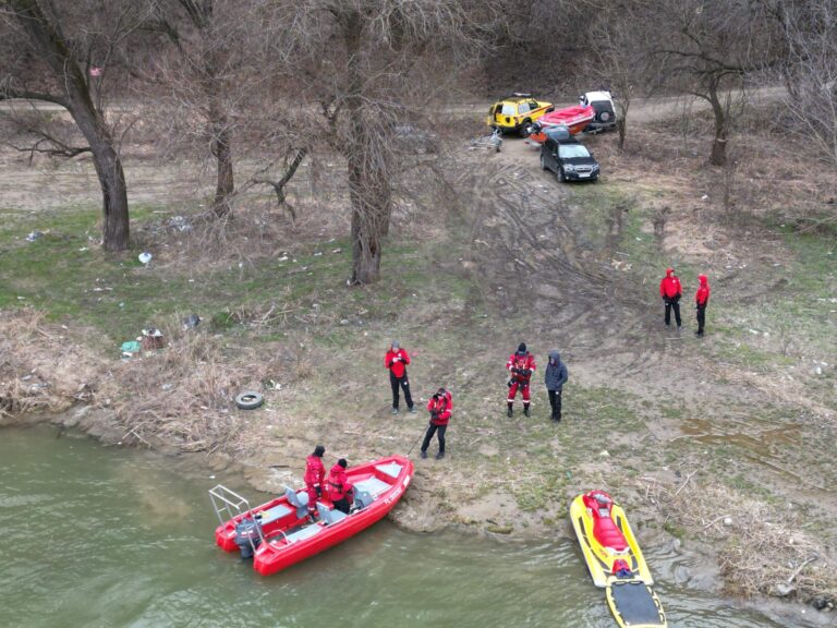 Poszukiwania dwóch osób w Dunajcu. W akcji strażacy, policjanci i WOPR