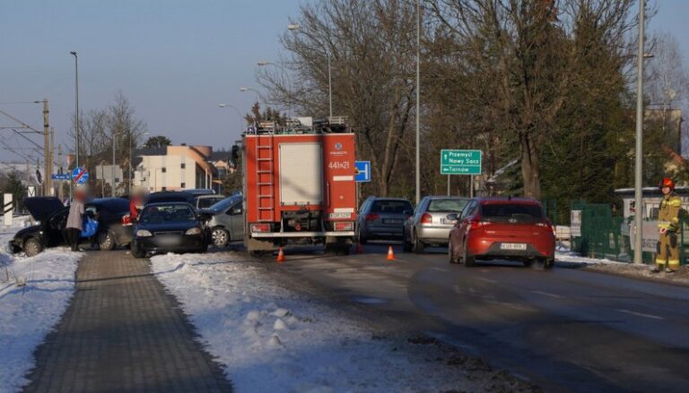 Czołowe zderzenie na ulicy Chopina w Gorlicach. „Jedna osoba zabrana do szpitala” (zdjęcia)