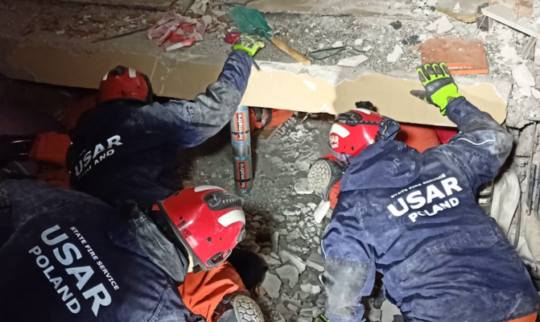 Już dziewięć żywych osób wydobyli w Turcji spod gruzów polscy strażacy (zdjęcia + filmy)