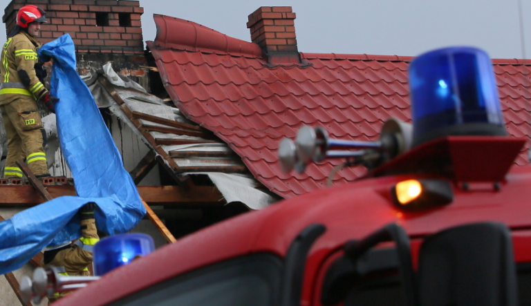 Od rana 28 interwencji w związku z silnym wiatrem. Blokowane drogi, zerwane linie i pokrycia dachu