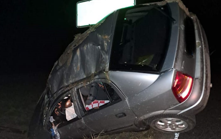 Powiat gorlicki. Rozbite auto. Policja prowadzi czynności i szuka kierowcy