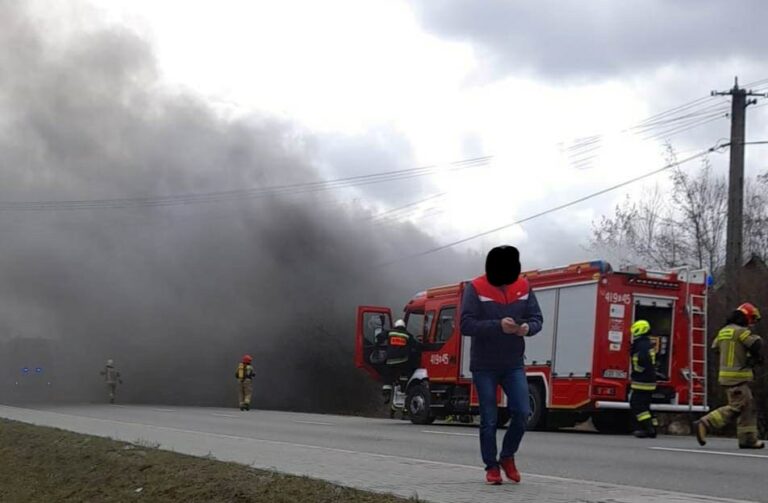Trasa Nowy Sącz – Brzesko zablokowana. Służby walczą z pożarem domu (film + zdjęcia)
