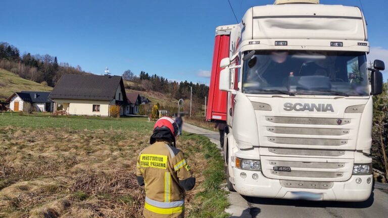 Kamionka Mała. Naczepa samochodu wypadła z drogi