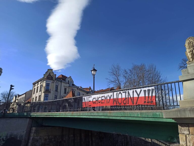 „Nie chcemy wojny!!!”. Biało-czerwony baner zawisł na moście lwowskim w Nowym Sączu