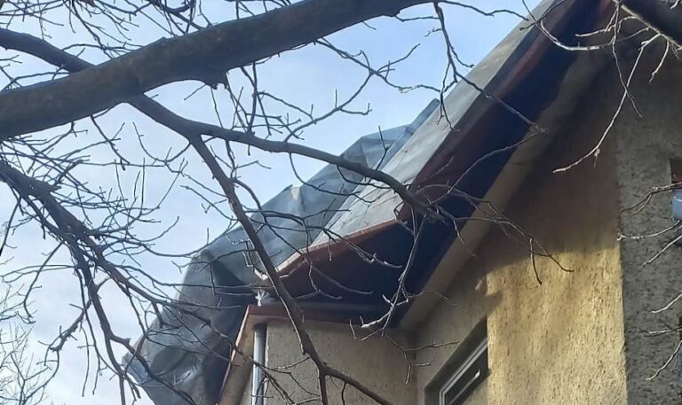 Wichura na Sądecczyźnie. Uszkodzone dachy, przygnieciony samochód, brak prądu