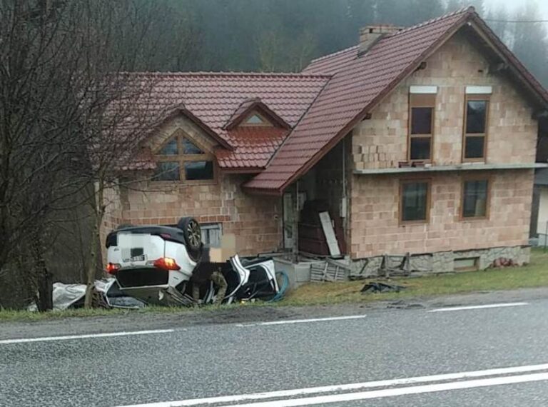DK28. Chwila nieuwagi i dachowanie. Dwie osoby w szpitalu