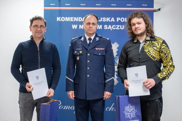 Nowy Sącz. Uratowali życie kierowcy na ul. Nawojowskiej. Komendant Dymura „Jestem pod wielkim wrażeniem waszej akcji” (zdjęcia)