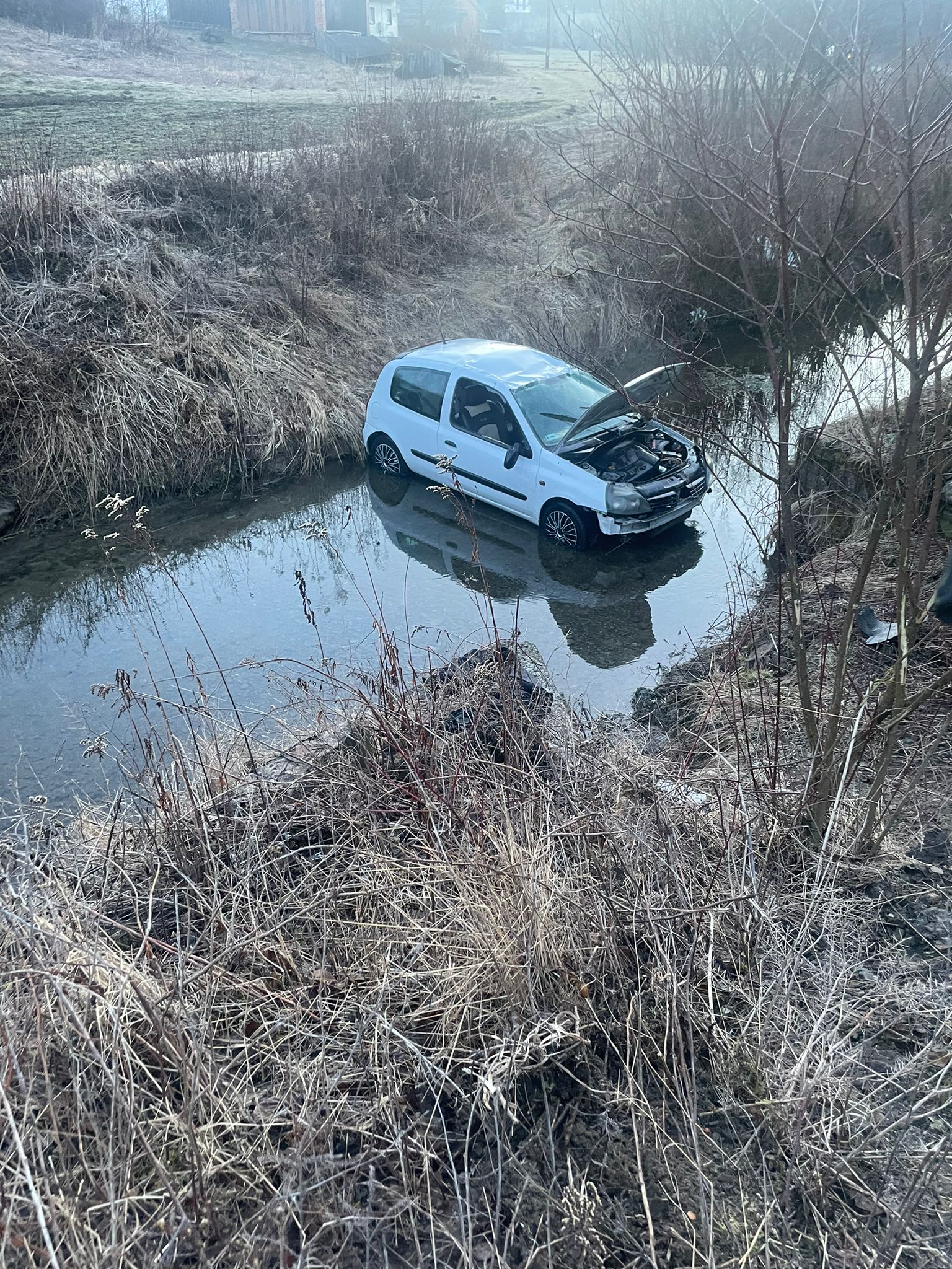 Librantowa, samochód w potoku