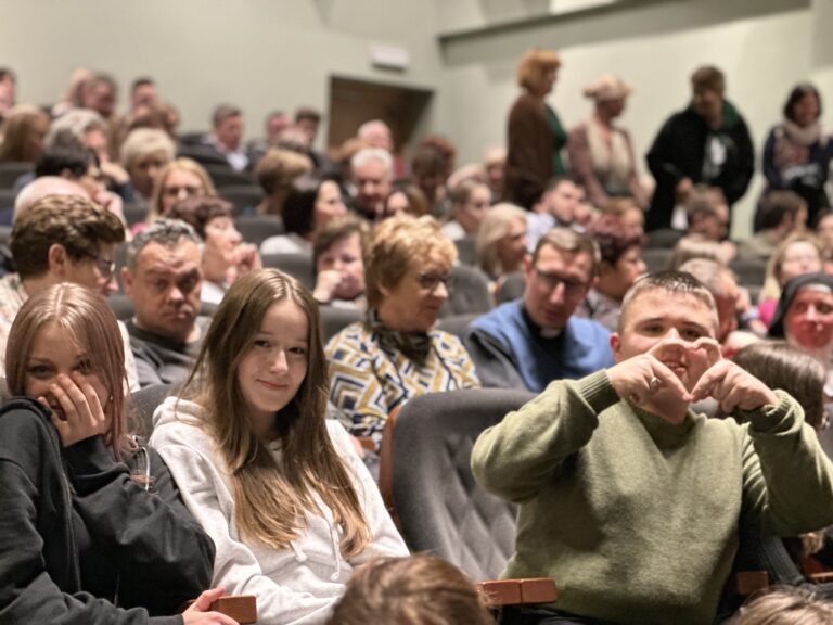 W pułapce rodzinnych relacji – na Scenie SOKÓŁ opowieść o poszukiwaniu wolności w sztuce teatralnej