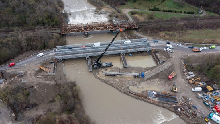 Za kilka miesięcy kierowcy przejadą nowym mostem na Kamienicy. Trwa montaż dużych elementów konstrukcyjnych